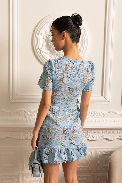 Sierra | Vestido corto bordado en azul cielo