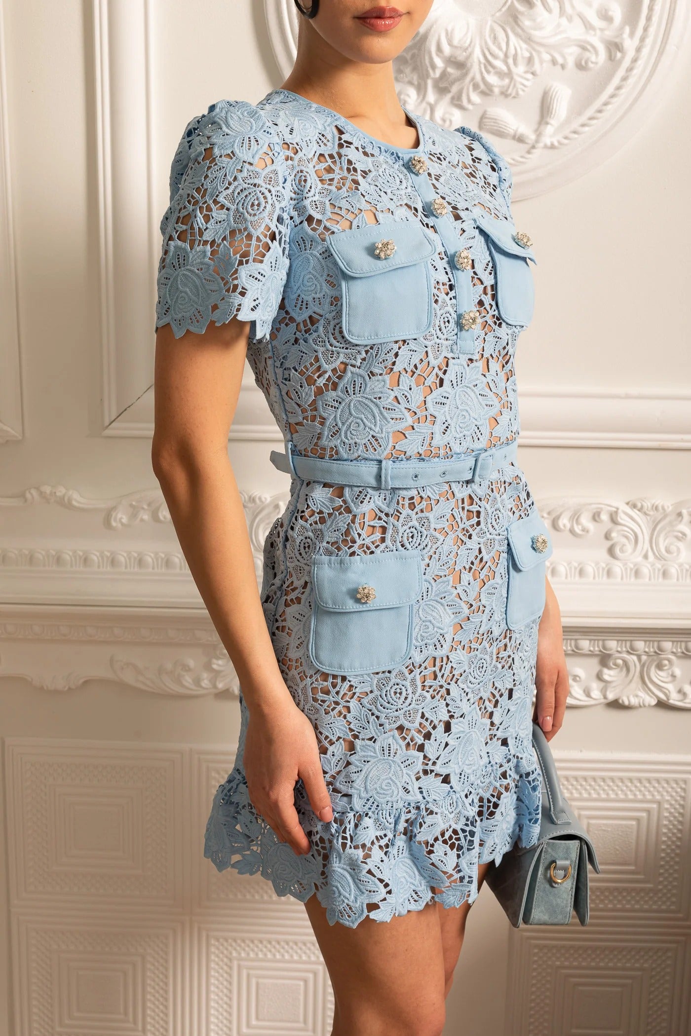 Sierra | Vestido corto bordado en azul cielo