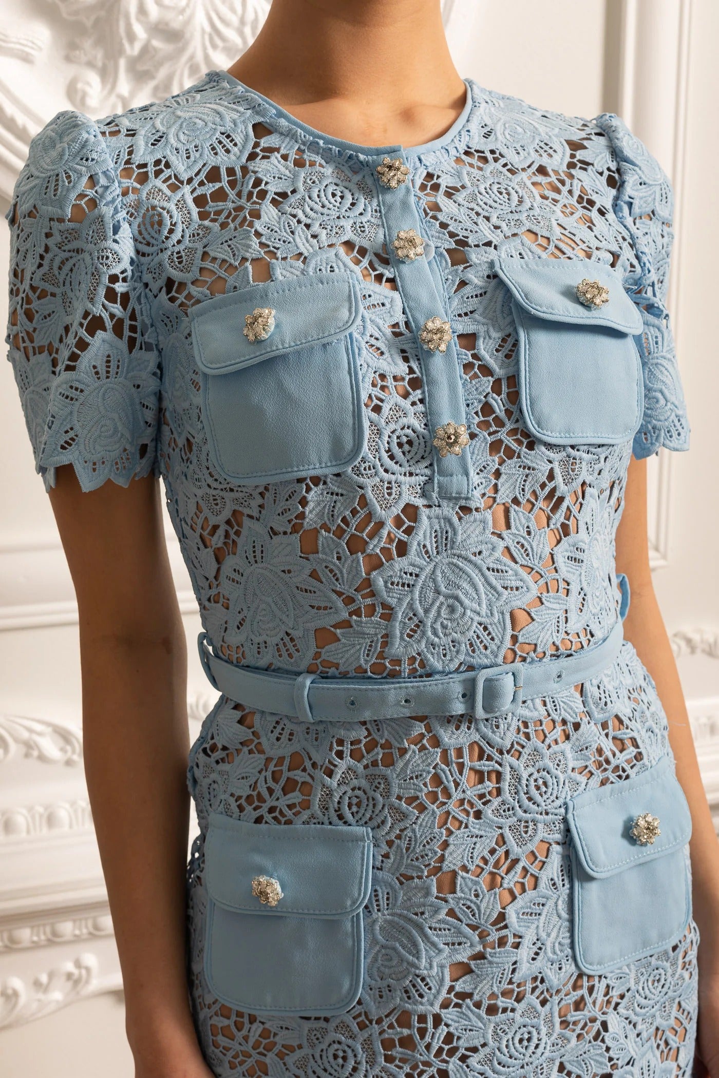 Sierra | Vestido corto bordado en azul cielo